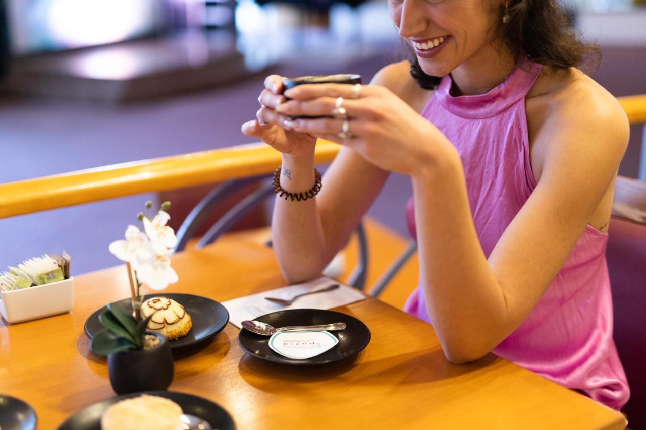 David Dead Sea Resort & Spa Ein Bokek Exterior photo A woman drinking green tea